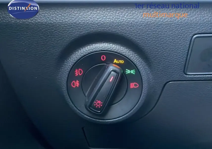 Gros plan sur le sélecteur de phares du tableau de bord intérieur d'une SEAT ARONA blanche toit gris, version 2025.