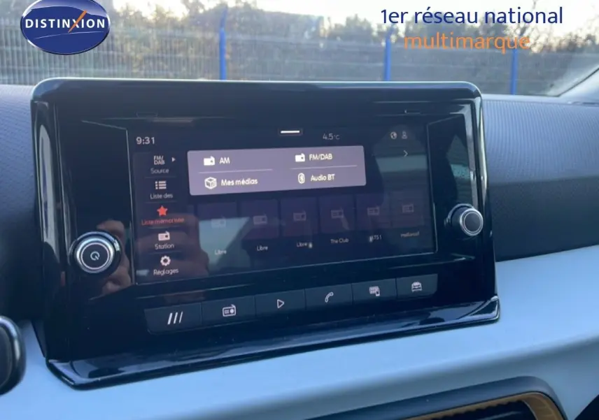 Écran tactile central du tableau de bord du SEAT Arona 2025, affichant les options radio et médias.