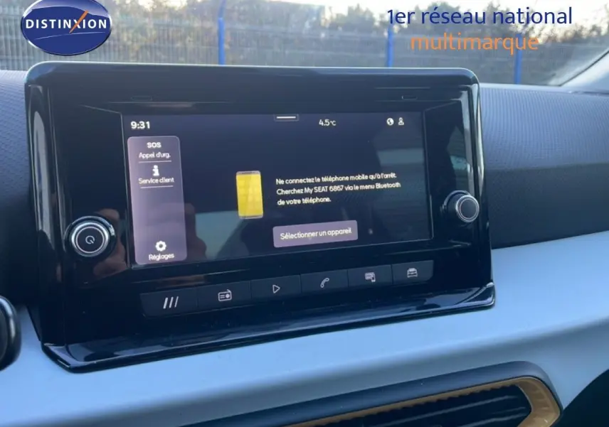 Écran tactile central de la SEAT Arona 2025, vue intérieure du tableau de bord avec interface Bluetooth affichée.