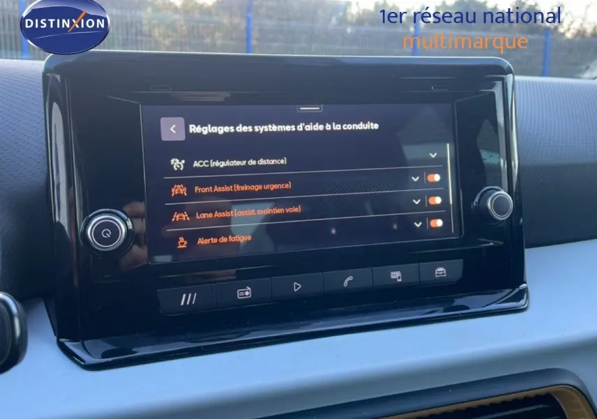 Écran tactile central affichant les réglages d’aide à la conduite dans l’habitacle d’une SEAT Arona blanche toit gris.