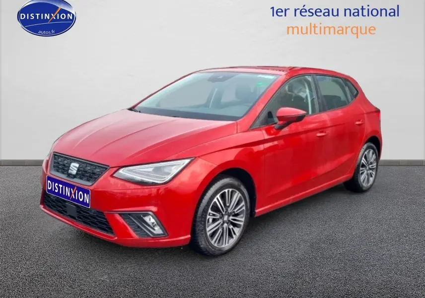 SEAT Ibiza 1.0 TSI 95 Copa rouge désir vue 3/4 avant avec jantes alliage et phares LED triangulaires.