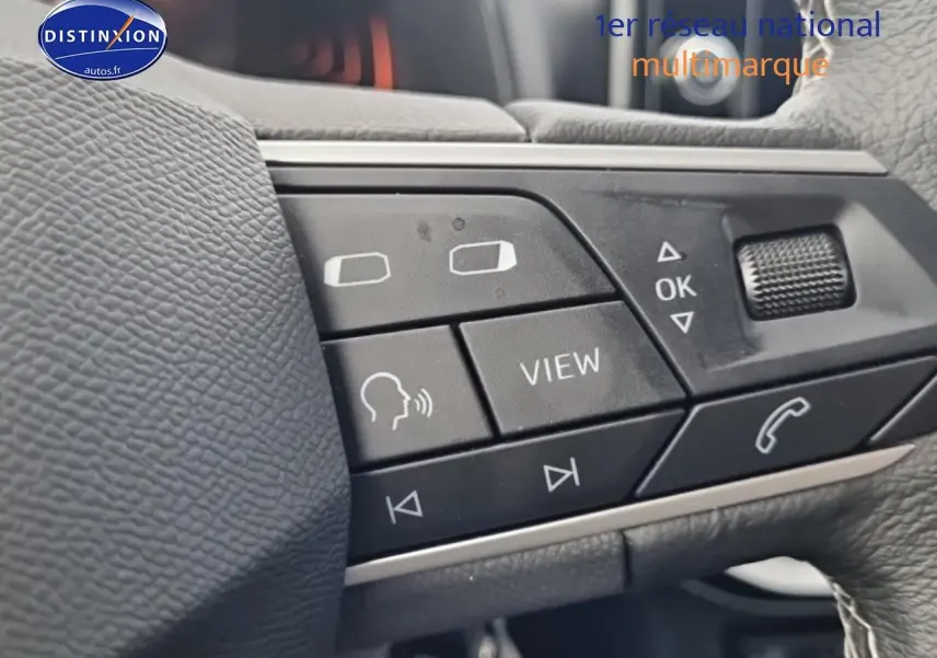Gros plan sur les commandes multifonctions noires du volant cuir du SEAT Ibiza 2025, avec boutons de navigation et appel.