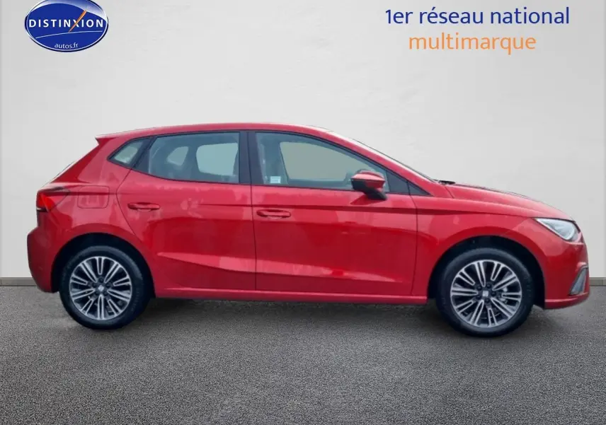 Vue latérale droite d'une SEAT Ibiza 2025 rouge désir avec jantes alliage et lignes dynamiques visibles.