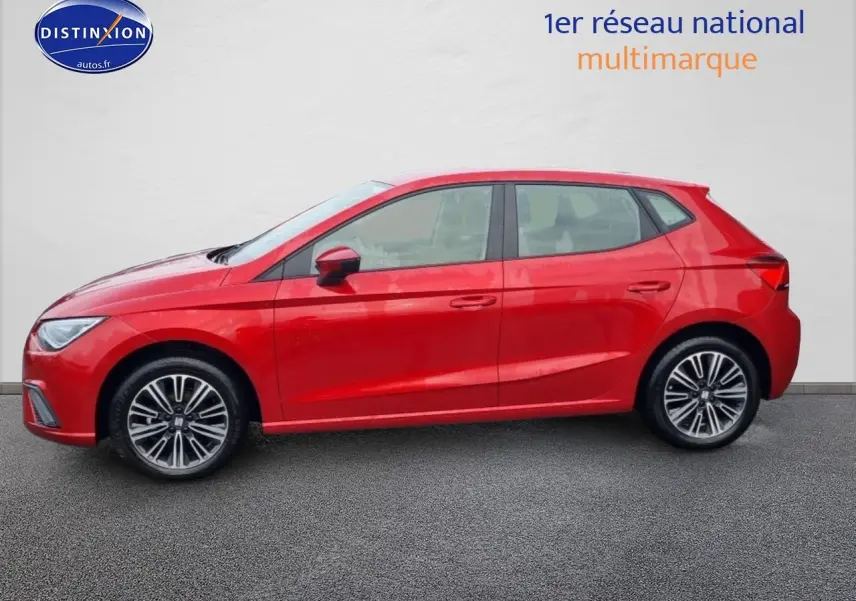 Profil droit d'une SEAT Ibiza 1.0 TSI 95 Copa rouge désir avec jantes alliage 16 pouces sur fond neutre.