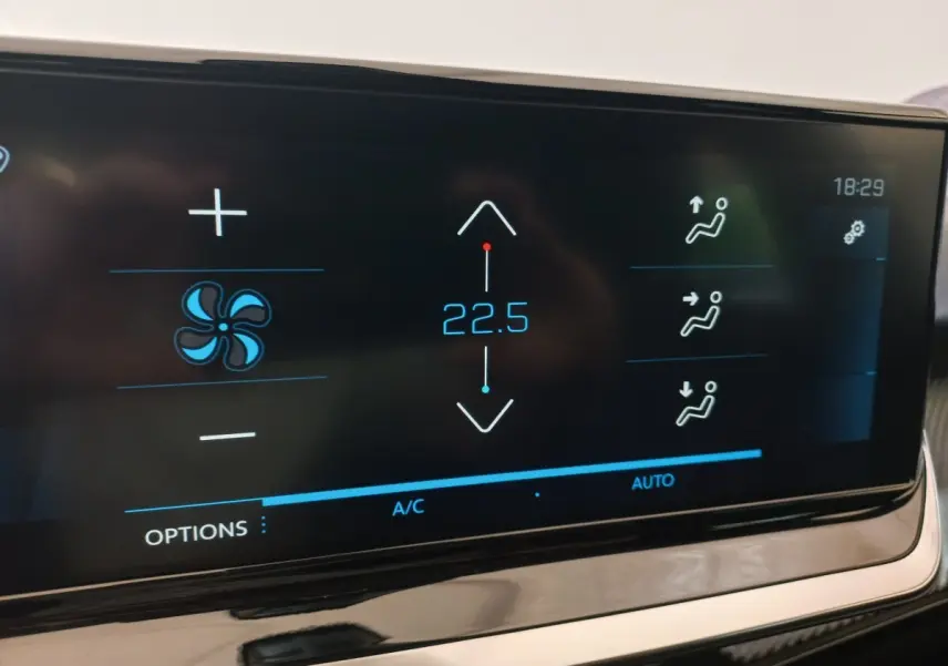 Écran tactile de la climatisation affichant 22,5°C dans l'habitacle d'une Peugeot 208 noire de 2022.