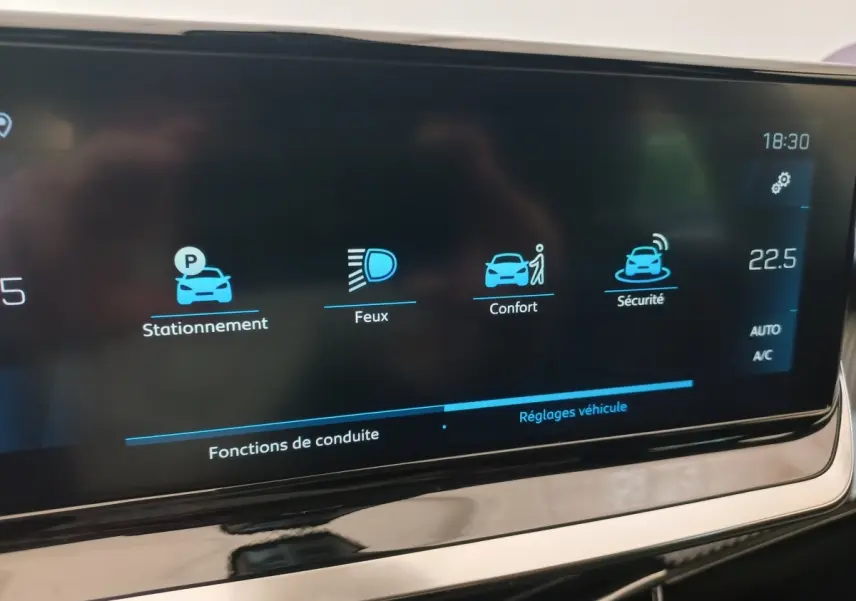 Écran tactile intérieur de la Peugeot 208 noir, affichant les réglages de conduite et la climatisation à 22,5°C.
