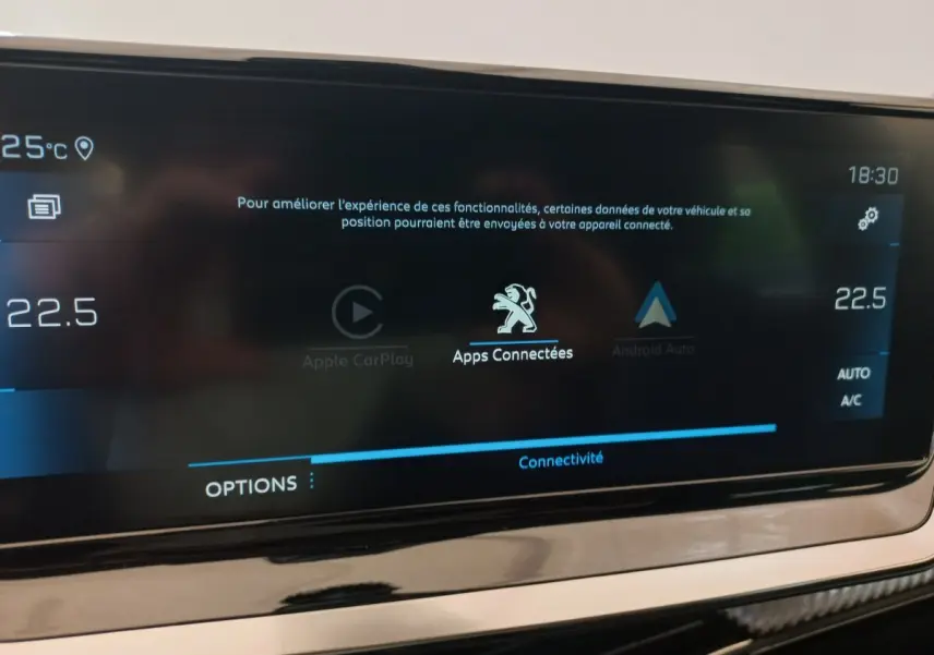 Écran tactile central de la Peugeot 208 PureTech 100 noir, affichant les options de connectivité et température à 22,5°C.