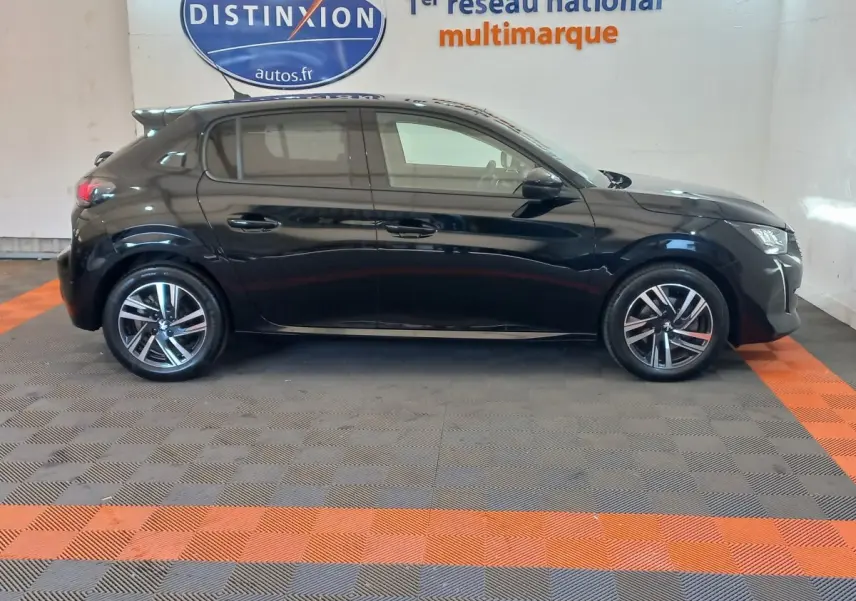 Peugeot 208 noire vue de profil côté gauche, avec jantes alliage et feux arrière LED visibles.
