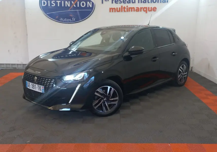 Peugeot 208 noire vue en 3/4 avant droit, avec phares LED allumés et jantes alliage distinctives.