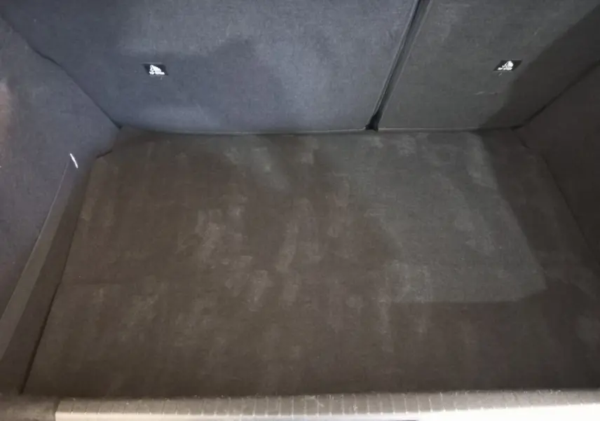 Vue intérieure du coffre spacieux et tapissé en tissu gris foncé du Peugeot 208 PureTech 100 S&S EAT8 Allure Pack 2022 noir.