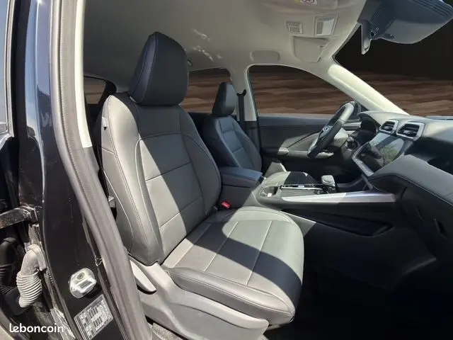 Vue frontale d’un MG ZS 1.5 L Hybrid+ 197ch Luxury en noir brillant, avec calandre imposante et phares LED fins.