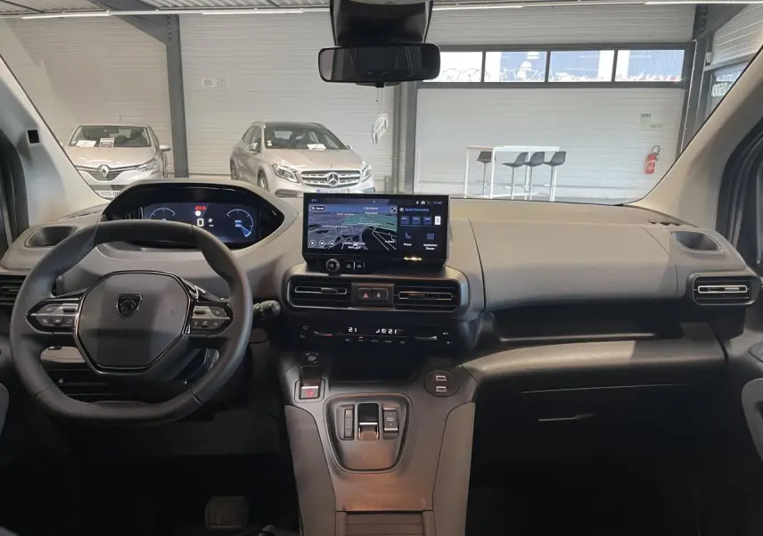 Vue intérieure avant du Peugeot Rifter 2026 avec tableau de bord numérique et écran tactile central.