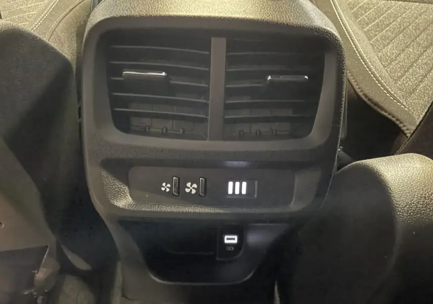 Détail de la console arrière du Peugeot Rifter gris Artense, montrant les aérateurs et commandes de ventilation avec ports USB.