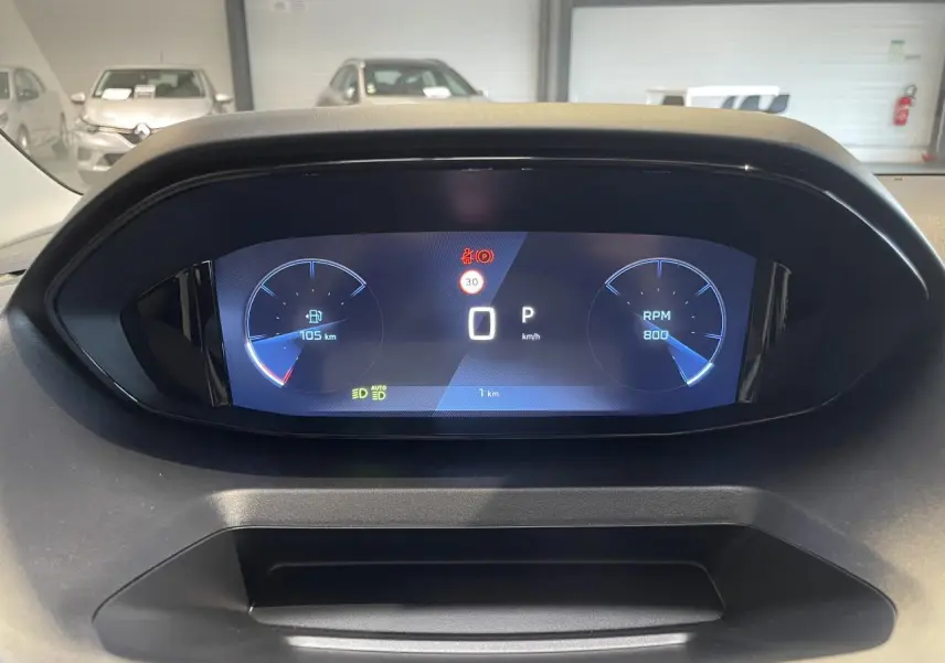 Vue rapprochée du combiné numérique 10 pouces du Peugeot Rifter 2026 affichant vitesse, RPM et autonomie.