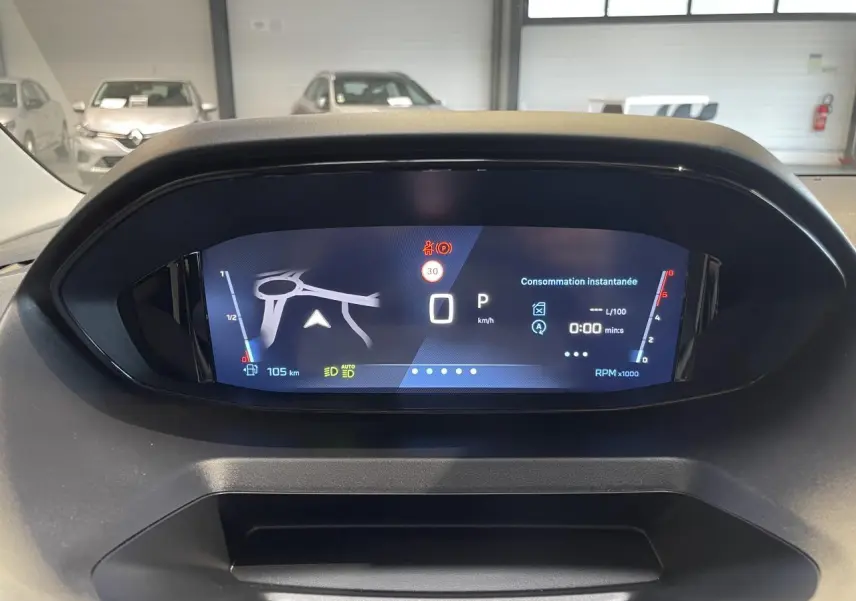 Affichage numérique du combiné de bord du Peugeot Rifter 2026, montrant la navigation et les indicateurs de consommation.