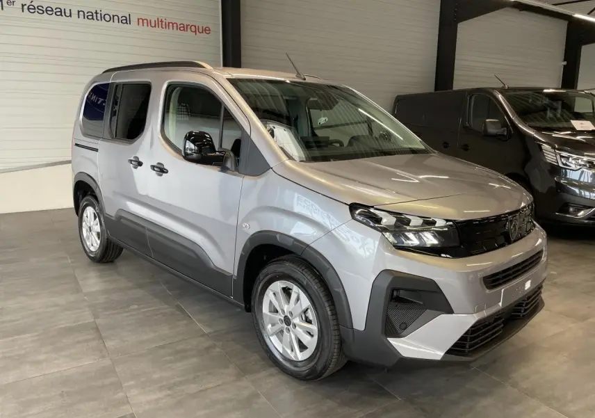 Peugeot Rifter gris Artense en 3/4 avant droit, avec coques de rétroviseurs noires vernies et jantes tôles 16 pouces.