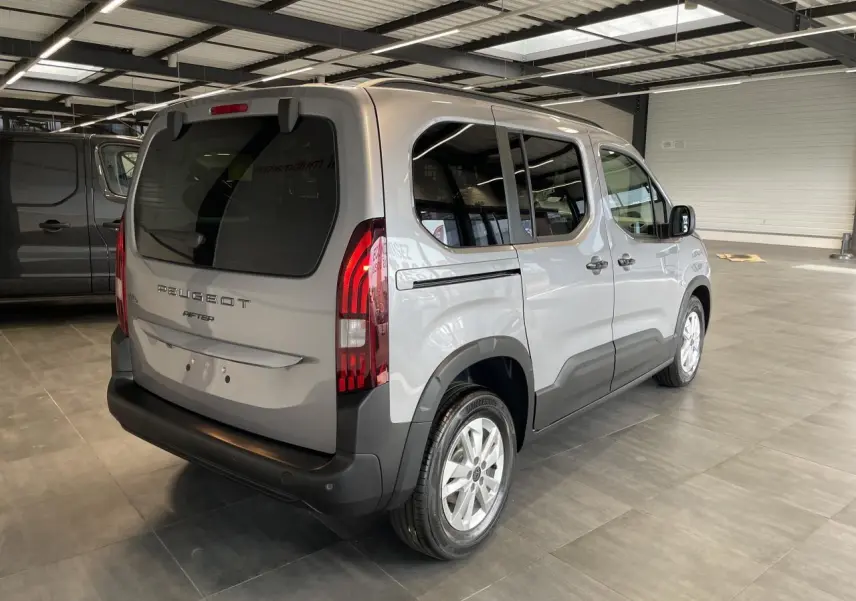 Peugeot Rifter gris Artense vu en 3/4 arrière droit dans un showroom, avec vitres teintées et feux verticaux LED.