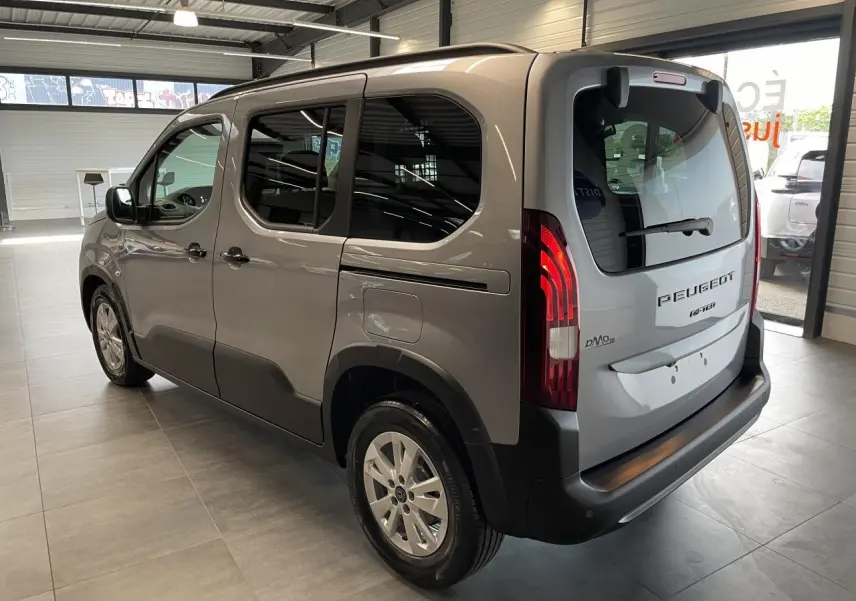 Peugeot Rifter gris Artense vu en 3/4 arrière droit, avec vitres teintées et jantes tôles 16 pouces.