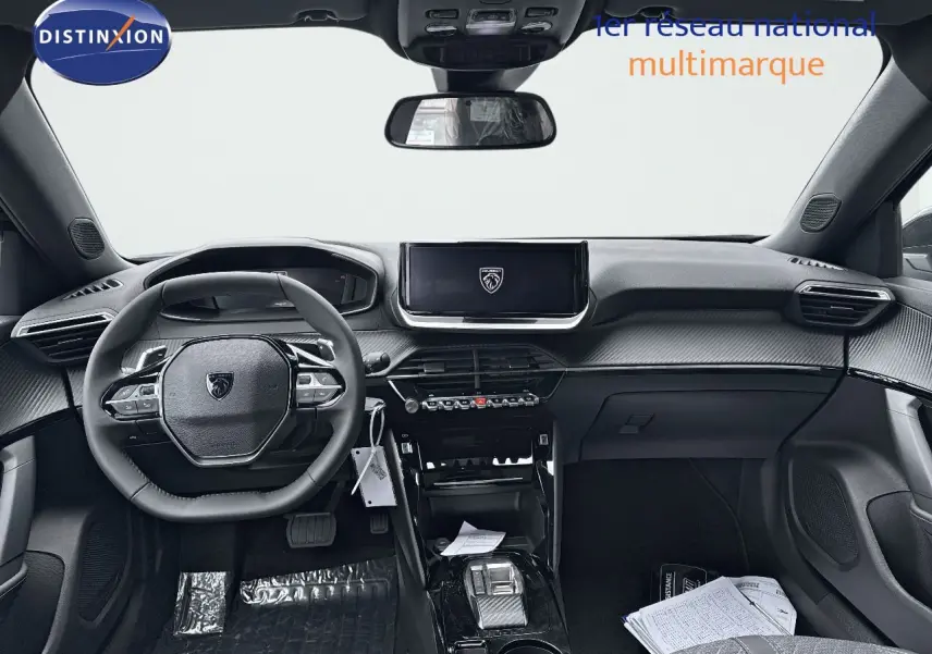 Vue intérieure avant du Peugeot 2008 Hybrid noir métal, tableau de bord moderne avec écran central et volant compact.