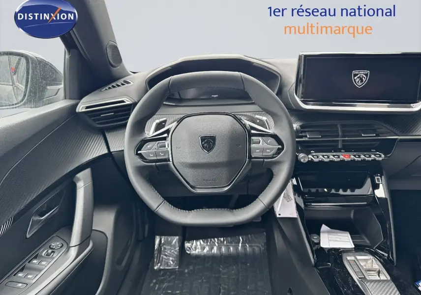 Intérieur noir du Peugeot 2008 Hybrid 136ch, vue frontale du volant compact et tableau de bord numérique moderne.