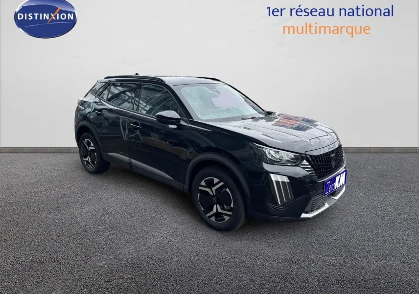 Peugeot 2008 Hybrid noir métal en 3/4 avant droit, mettant en valeur ses phares LED et jantes bi-ton.