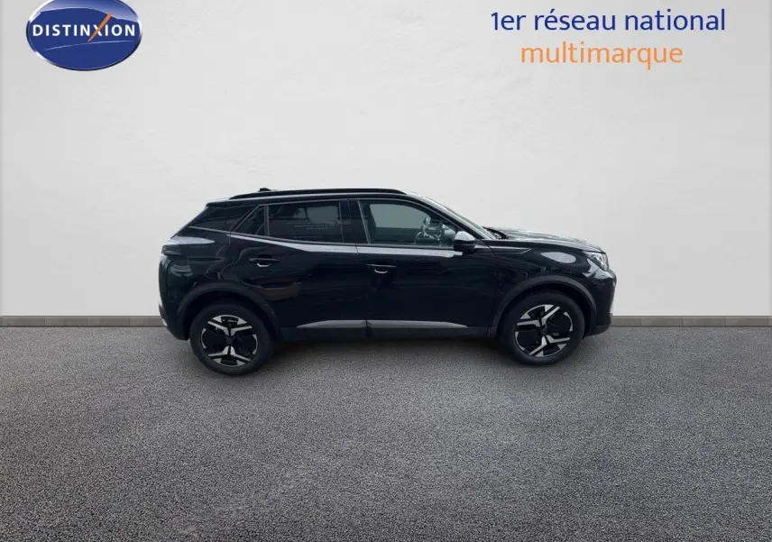 Peugeot 2008 Hybrid noir métal vue de profil côté gauche sur fond neutre avec jantes bi-ton distinctives.