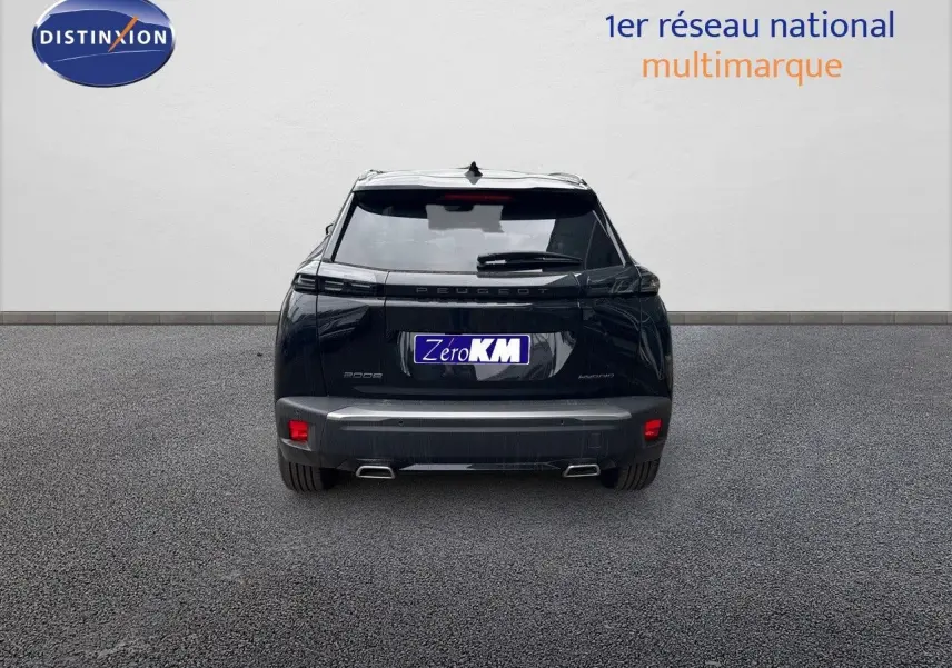 Vue arrière d'un Peugeot 2008 noir métal hybride 2025 avec feux LED et double sortie d'échappement intégrée.
