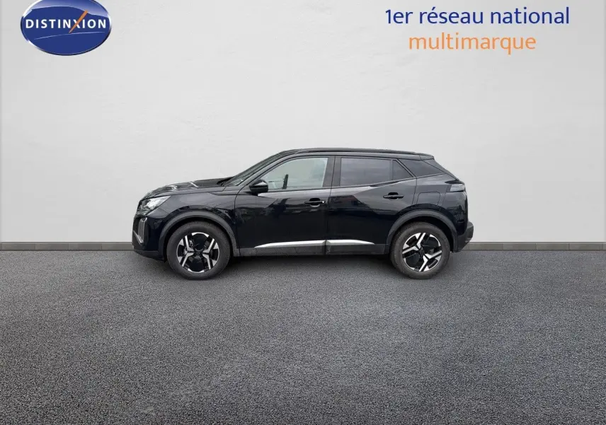 Profil côté gauche du Peugeot 2008 HYBRID 136CH Allure noir métal, sur fond clair en extérieur.