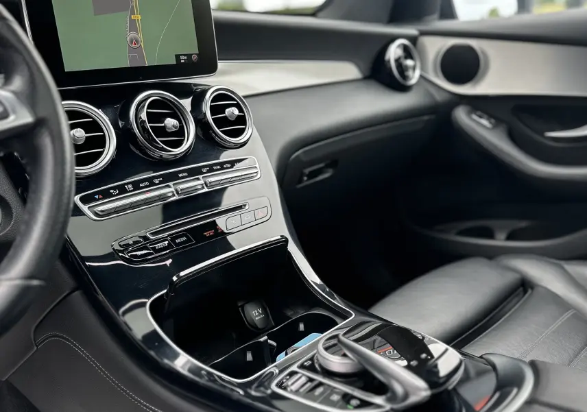 Intérieur du Mercedes GLC Coupé 250 D Fascination 2018, vue côté passager avec console centrale brillante et écran GPS.