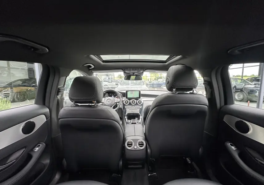 Vue intérieure arrière du Mercedes GLC Coupé 250 D Fascination 4MATIC 2018 avec sièges cuir noirs et toit ouvrant panoramique.