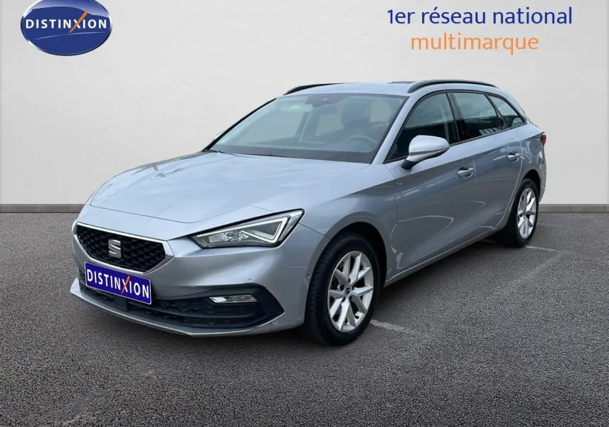 SEAT Leon ST gris urbain vue 3/4 avant droit, break compact avec jantes alliage et toit ouvrant.