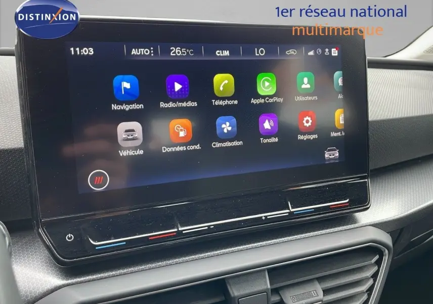 Écran tactile central affichant les options multimédia et climatisation dans l'habitacle d'une SEAT Leon ST 2023.