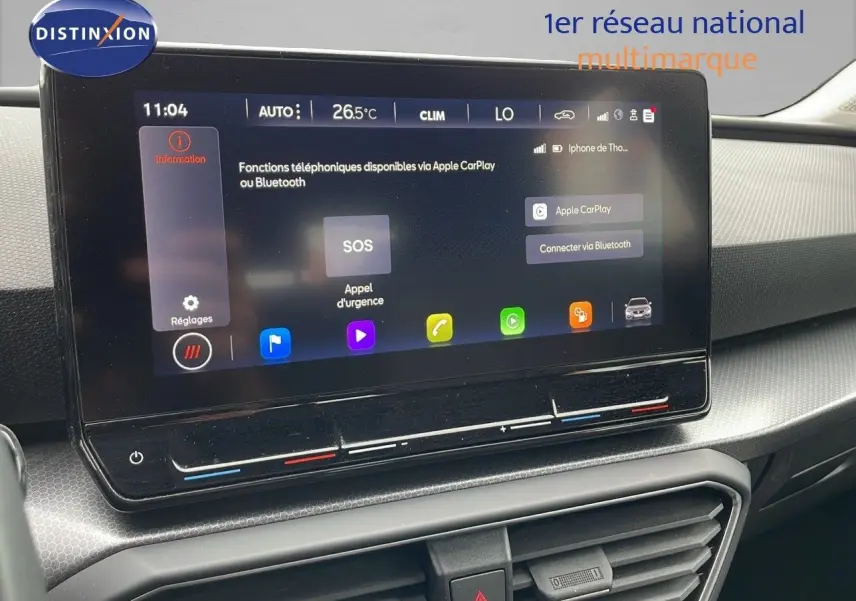 Écran tactile central affichant les fonctions Apple CarPlay et Bluetooth dans l'habitacle d'une SEAT LEON ST 2023.