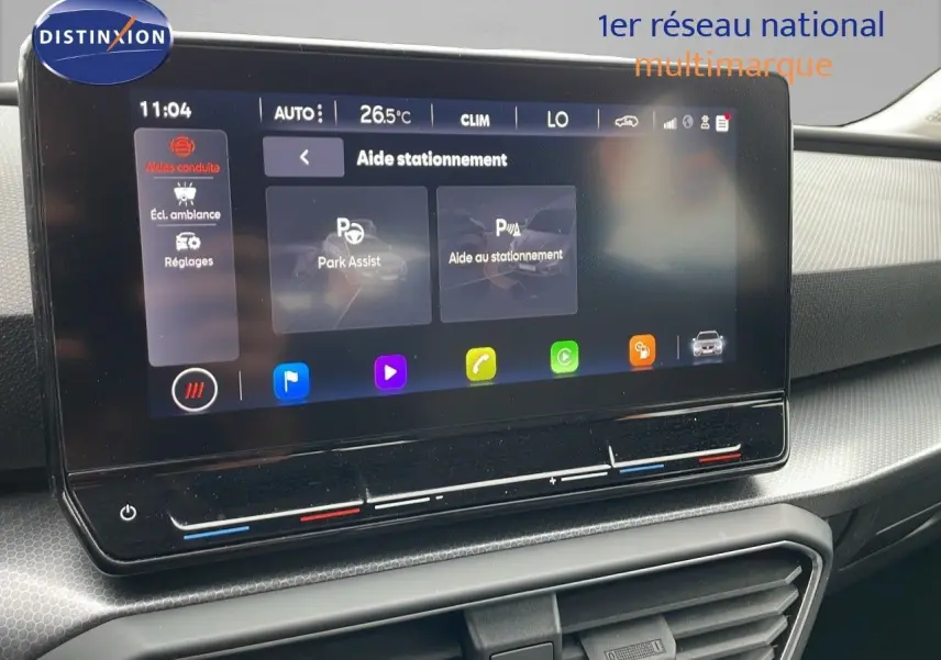 Écran tactile central du tableau de bord du SEAT LEON ST gris urbain 2023, affichant l'aide au stationnement.