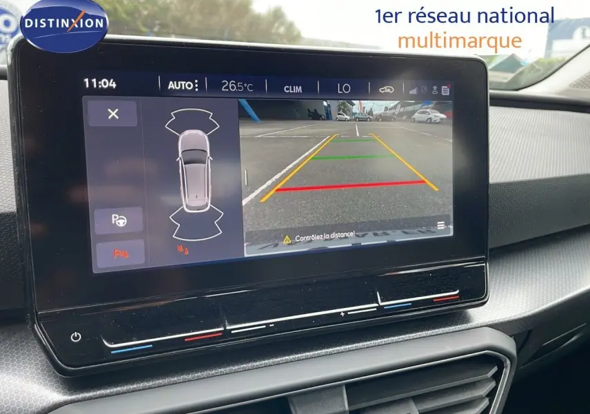Écran central de la SEAT LEON ST 2023 montrant la caméra de recul avec guidage de trajectoire en gris urbain.