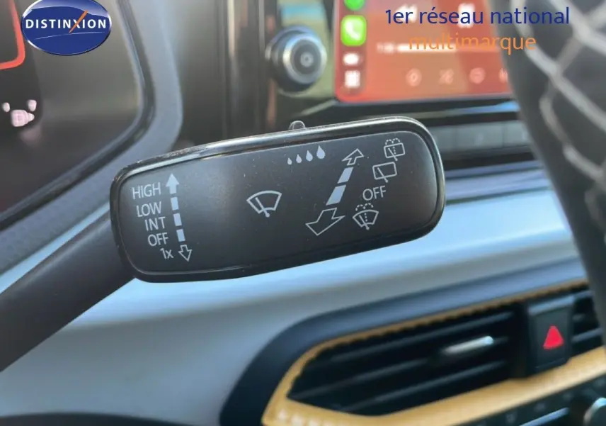 Gros plan sur la commande d’essuie-glace à gauche du volant dans l’habitacle gris clair du SEAT Arona 2025.