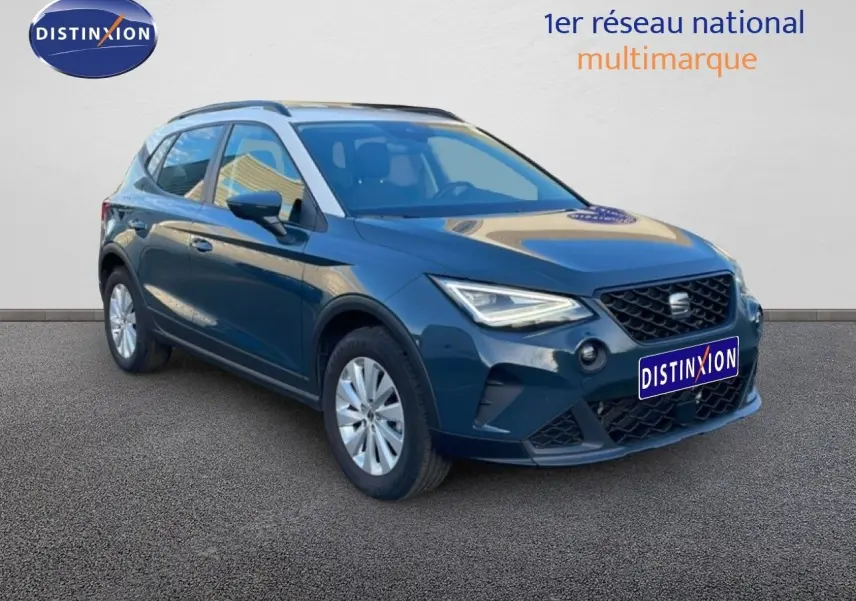 SEAT Arona gris magnétique vue 3/4 avant droit, avec toit noir et jantes argentées, sur fond neutre.
