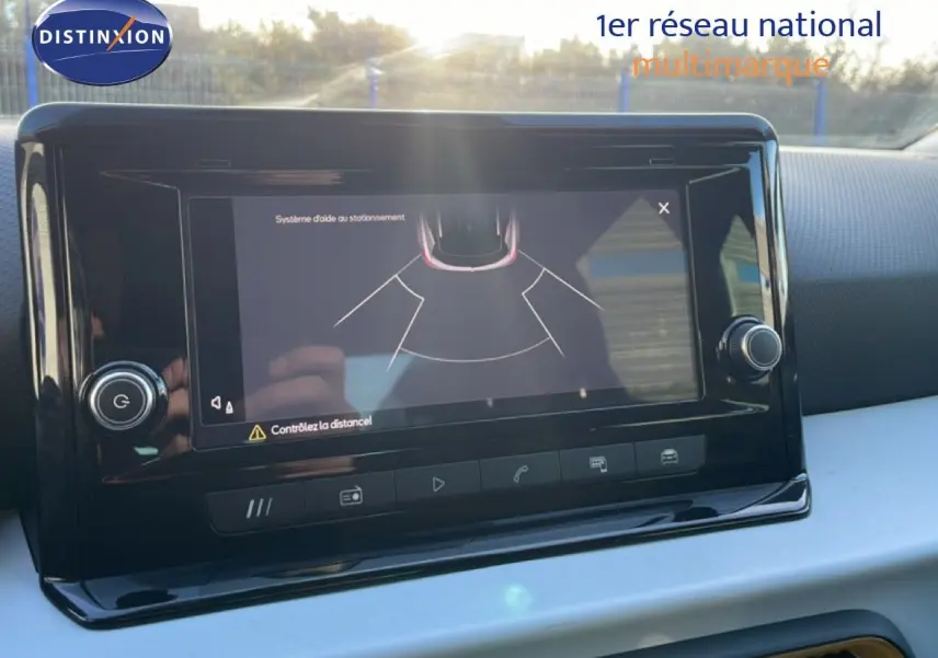 Écran tactile du système d’aide au stationnement dans l’habitacle d’une SEAT Arona gris magnétique, vue frontale.