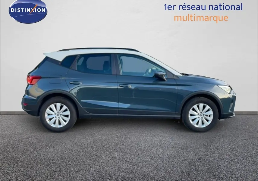 Vue latérale droite d'un SEAT Arona 2025 gris magnétique avec toit blanc, SUV compact essence à roues alliage.