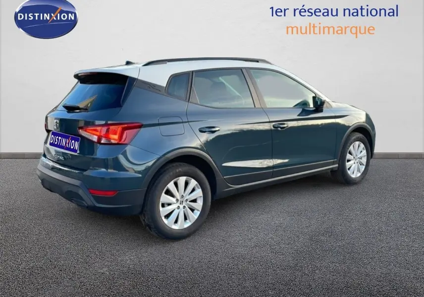 SEAT Arona gris magnétique métal avec toit noir, vue 3/4 arrière côté droit sur fond neutre.