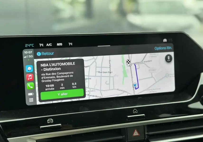 Écran tactile central du tableau de bord de la Citroën C4 Manhattan Green avec navigation GPS affichée.