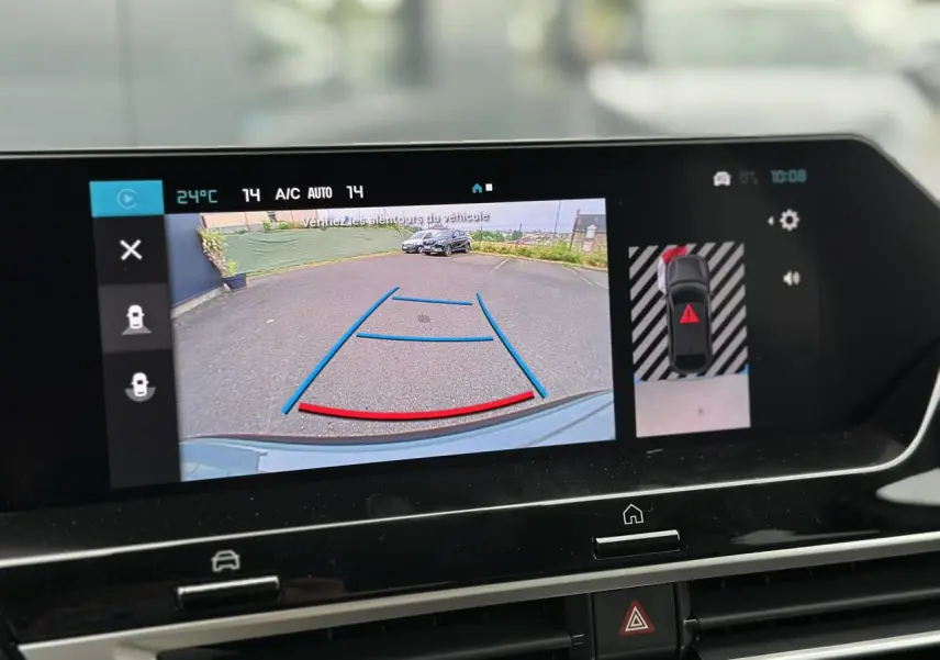 Écran tactile intérieur montrant la caméra de recul active avec guidage dynamique sur Citroën C4 Manhattan Green 2025.