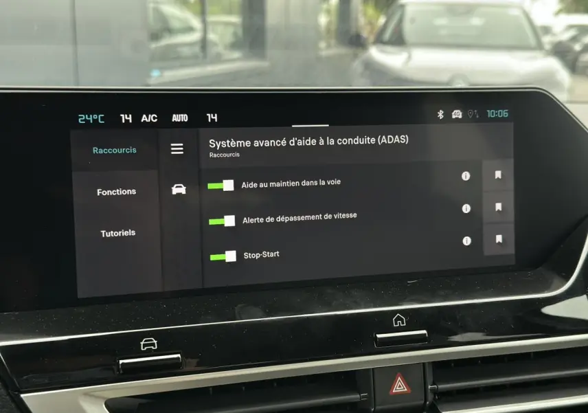 Écran tactile intérieur de la Citroën C4 2025 affichant les aides à la conduite, vue frontale du tableau de bord.