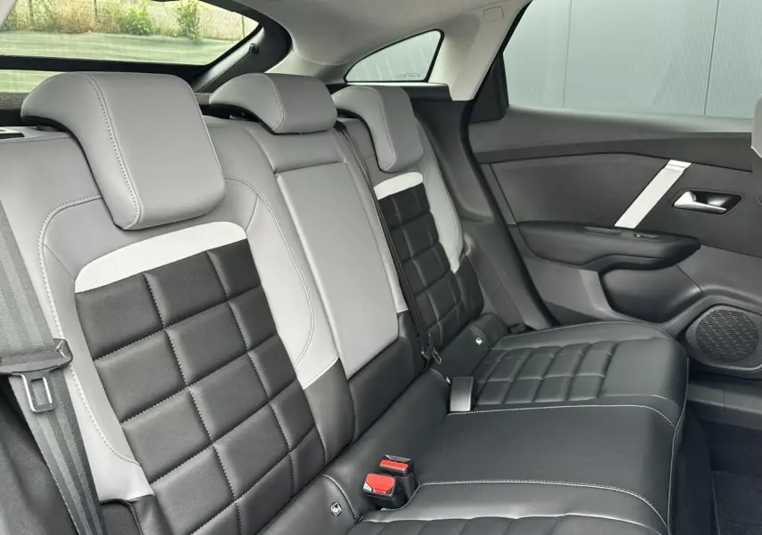 Vue intérieure côté droit des sièges arrière bicolores gris clair et noir de la Citroën C4 NV Hybrid 2025.