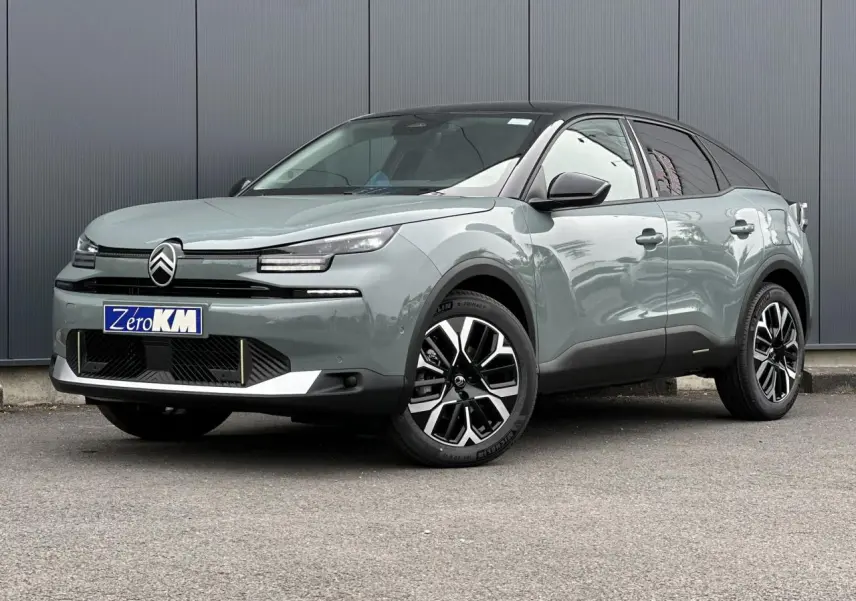 Citroën C4 2025 Manhattan Green vue 3/4 avant droit avec toit noir et jantes alliage 18 pouces.