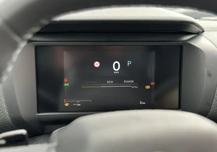 Tableau de bord numérique de la Citroën C4 NV Hybrid 145, affichant vitesse, mode ECO et indicateurs de sécurité.