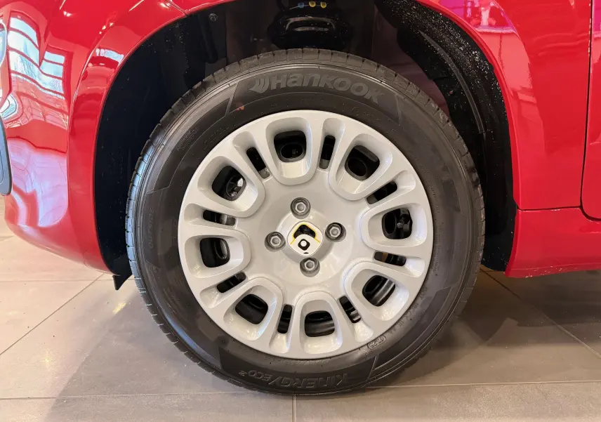 Gros plan sur la roue avant droite d'une FIAT Panda Rouge Amore, mettant en valeur la jante et le pneu Hankook.