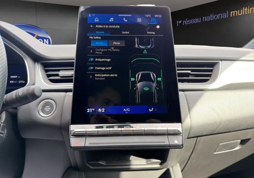 Vue intérieure du tableau de bord du Renault Symbioz 2025 avec grand écran tactile central affichant les aides à la conduite.