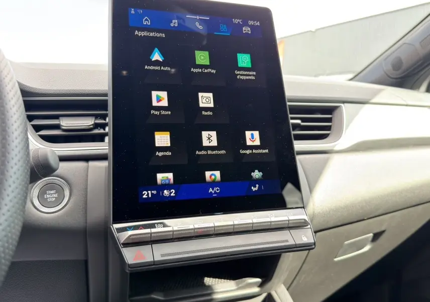 Écran tactile central de 26,4 cm du Renault Symbioz gris clair, vue intérieure côté passager avec bouton démarrage visible.