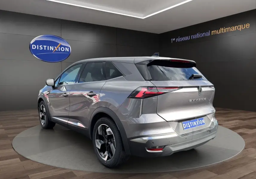 Vue 3/4 arrière droite du Renault Symbioz gris clair, avec feux LED et jantes noires distinctives.